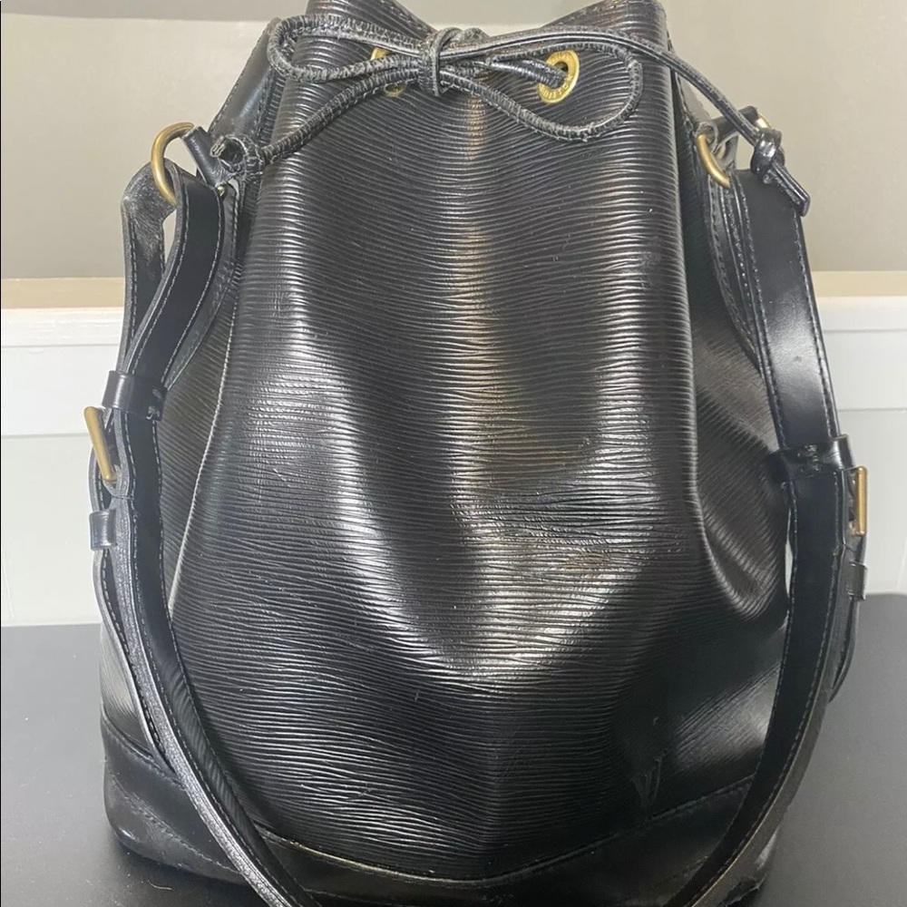 Authentic LOUIS VUITTON Noe Black Epi Shoulder Bag
